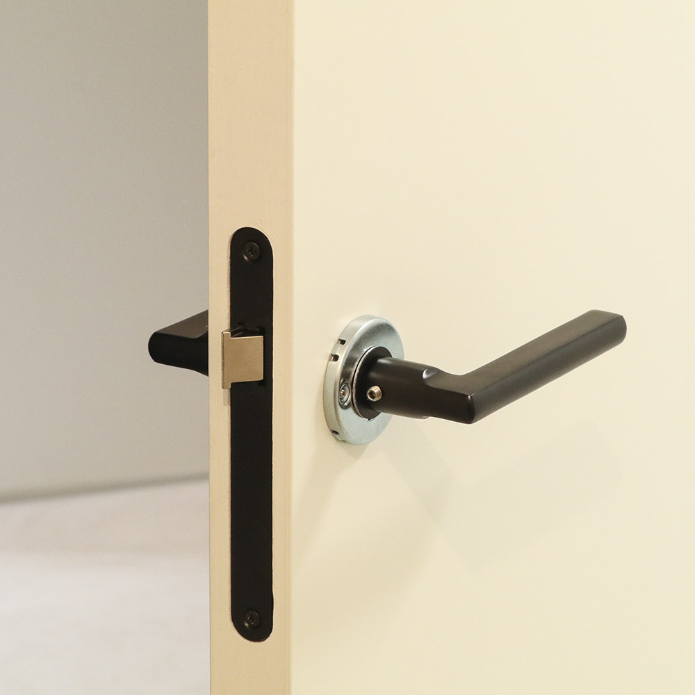 Nieuwe deurkruk op de deur - RVS Blog